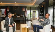 Menteri Perindustrian Agus Gumiwang Kartasasmita berbincang dengan President of AGC Chemicals Company, Tatsuo Momii saat melakukan pertemuan di Jakarta, Rabu, 22 Oktober 2025. (Foto: Kemenperin)