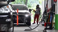 Petugas mengisi BBM pada sebuah mobil di salah satu SPBU, Jakarta, Selasa (1/3). Pertamina menurunkan harga bahan bakar minyak (BBM) umum Pertamax, Pertamax Plus, Pertamina Dex, dan Pertalite Rp 200 per liter. (Liputan6.com/Angga Yuniar)